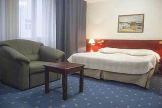 Отель Draakon Hotel Тарту Улучшенный двухместный номер с 1 кроватью или 2 отдельными кроватями и сауной-1