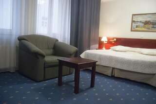 Отель Draakon Hotel Тарту Улучшенный двухместный номер с 1 кроватью или 2 отдельными кроватями и сауной-4